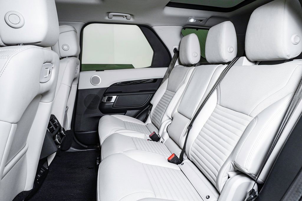 Used 2025 Land Rover Discovery S image 17