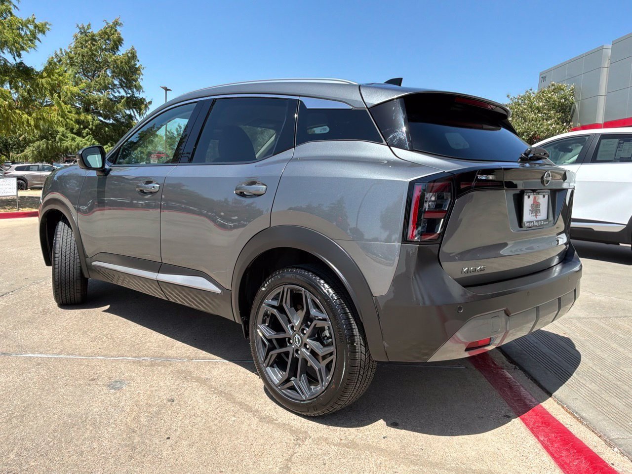 Used 2026 Nissan Kicks SR FWD image 8