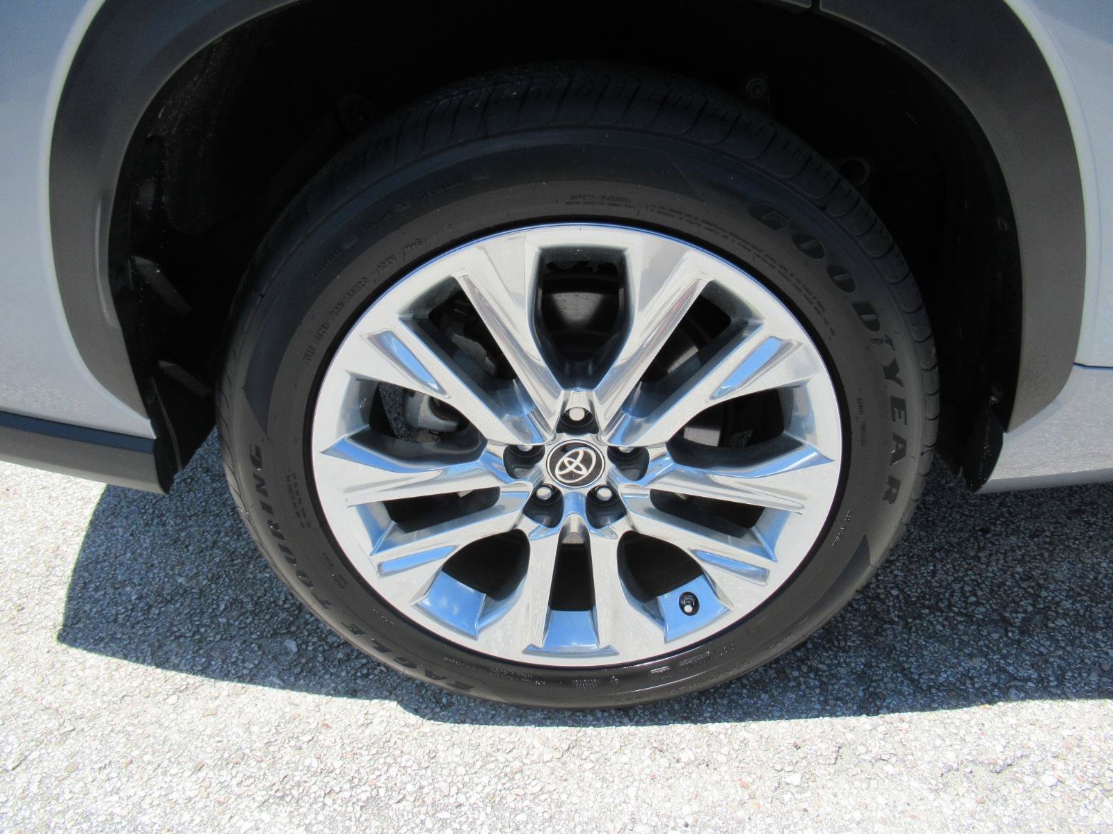 Used 2023 Toyota Highlander Limited FWD image 9