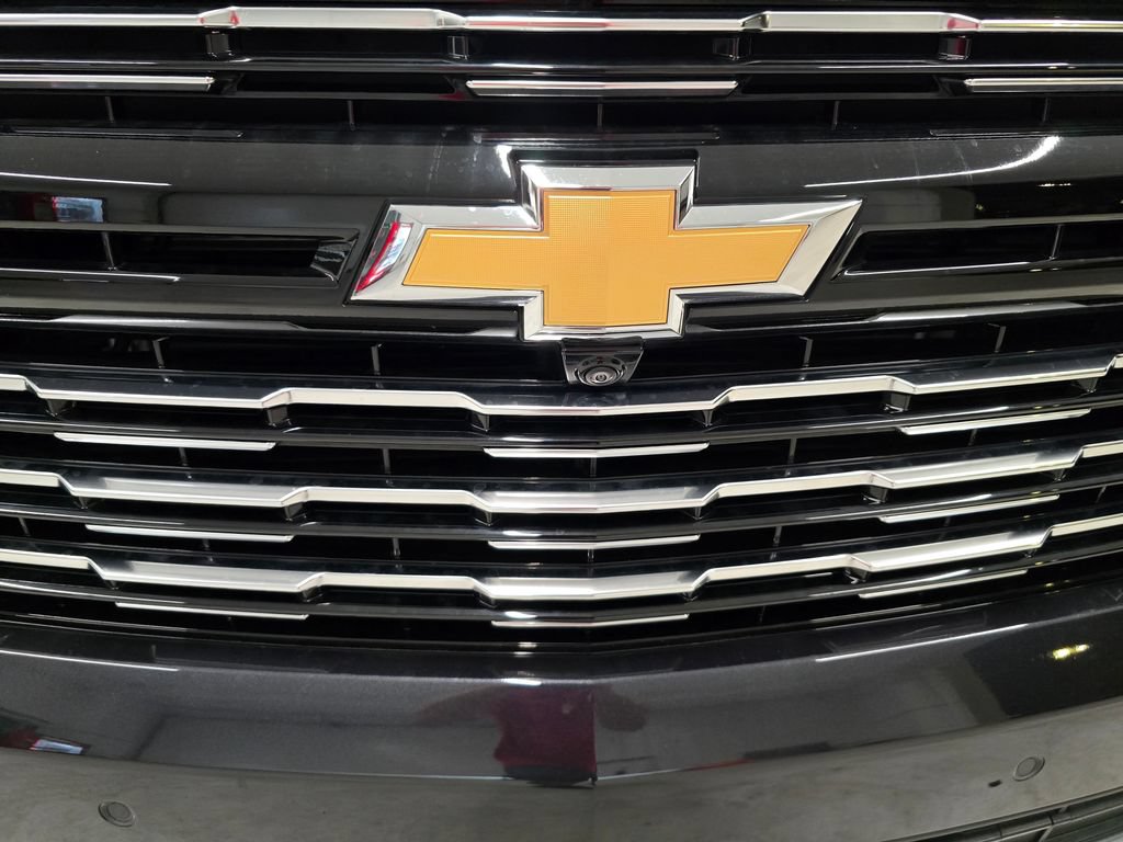 Used 2025 Chevrolet Suburban High Country RWD image 9