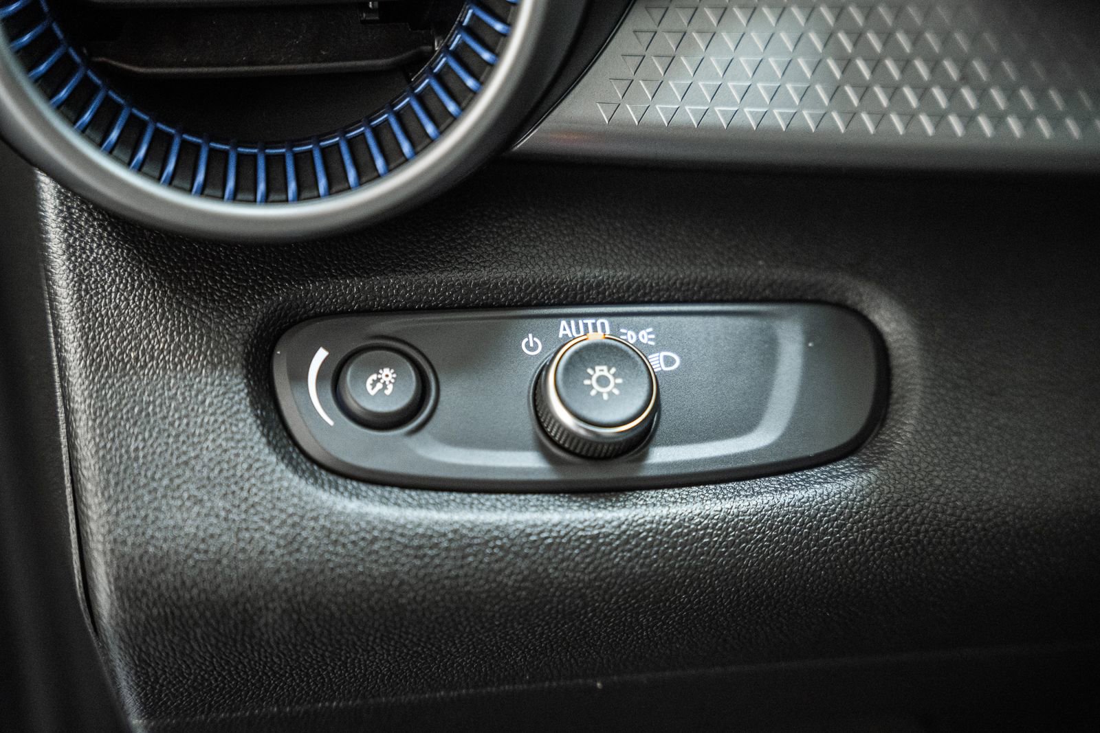 Used 2024 Chevrolet Trax LS w/ LS Convenience Package FWD image 34