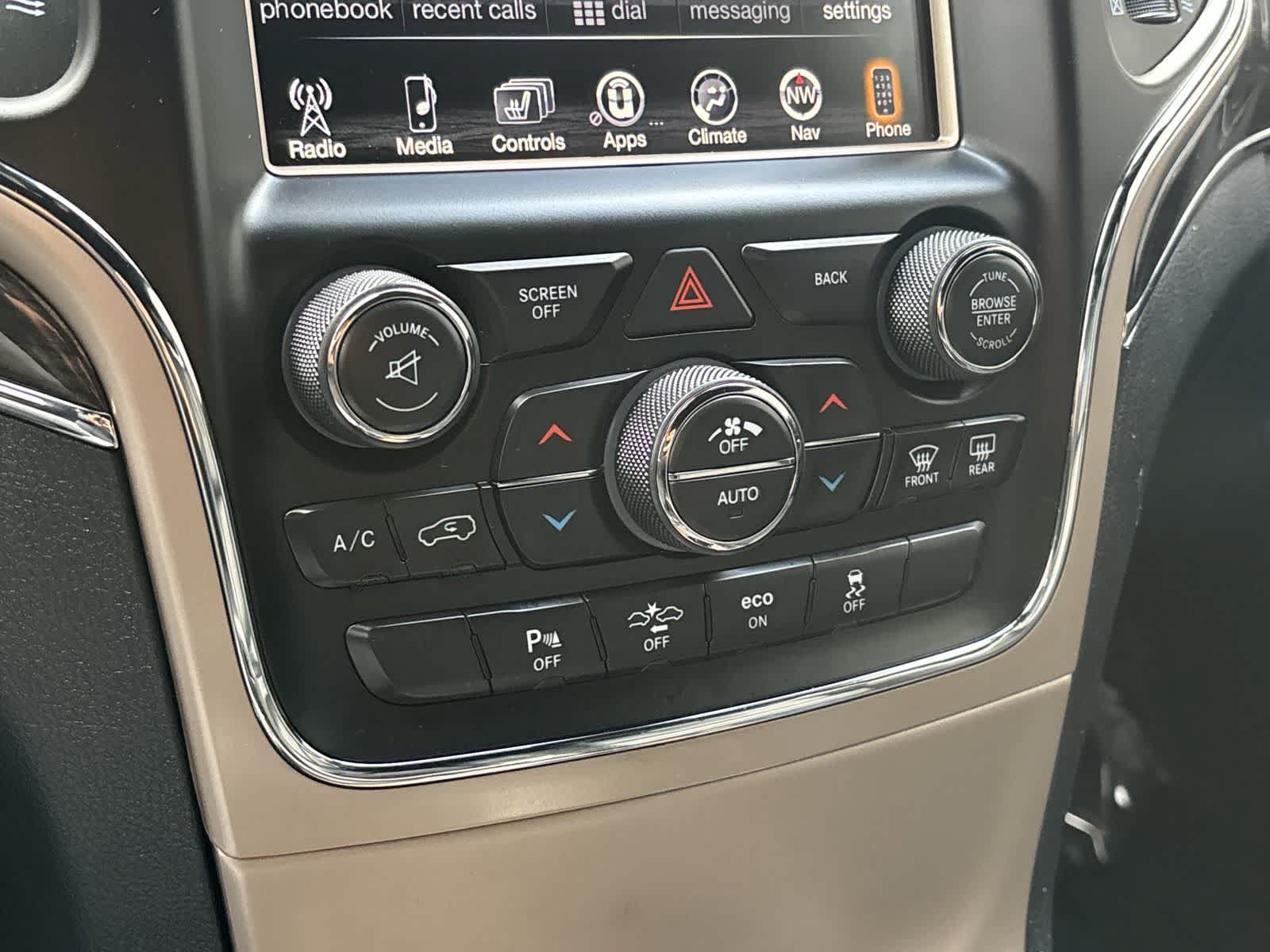 Used 2015 Jeep Grand Cherokee Overland w/ Advanced Technology Group AWD/4WD image 27