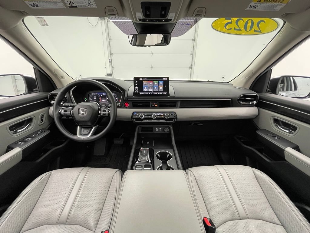 Used 2025 Honda Pilot Elite image 3
