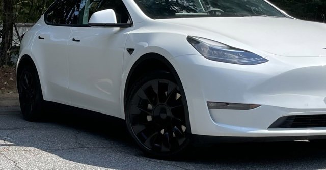 Used 2021 Tesla Model Y Long Range image 11