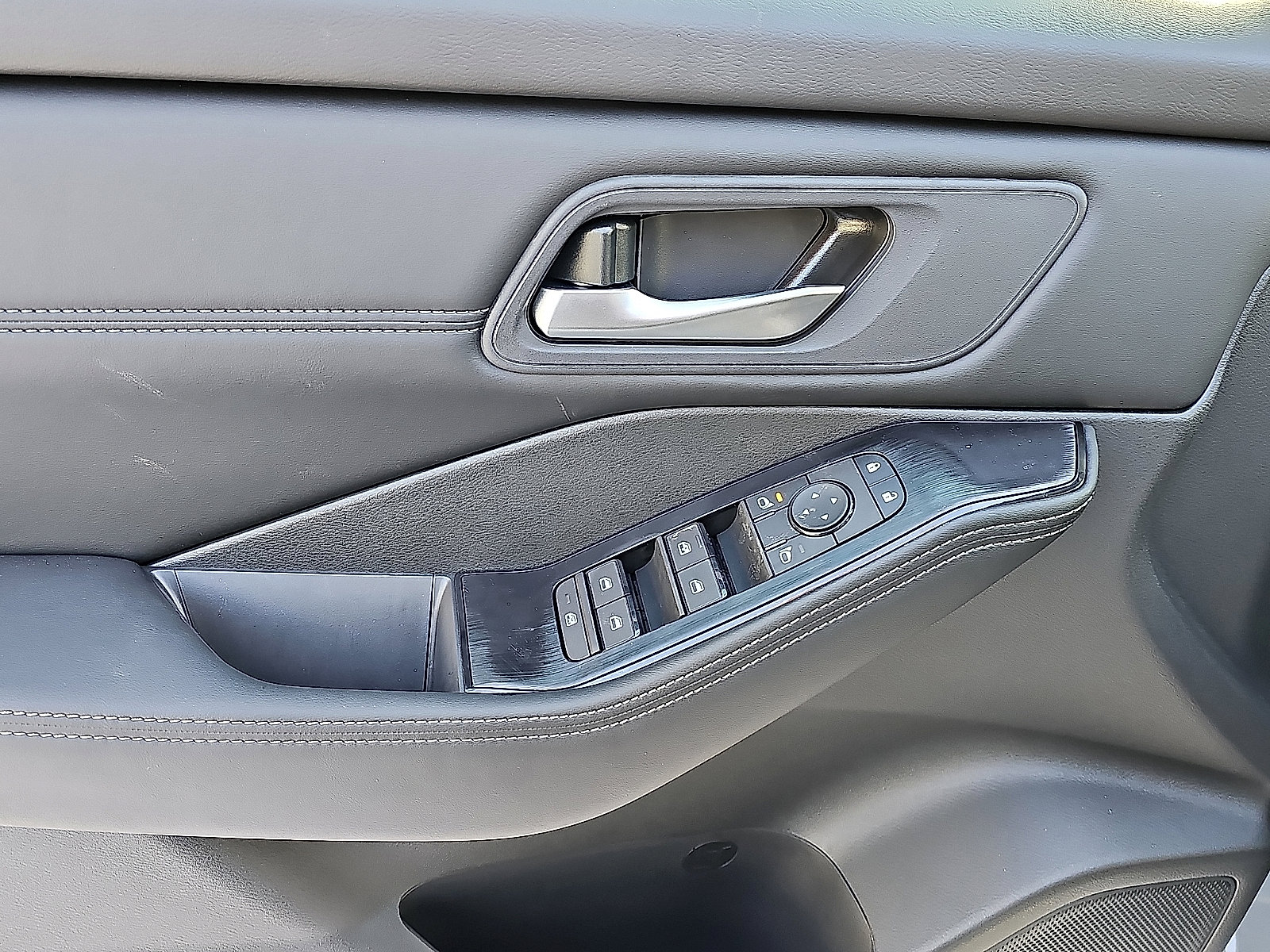 New 2026 Nissan Rogue Dark Armor image 9