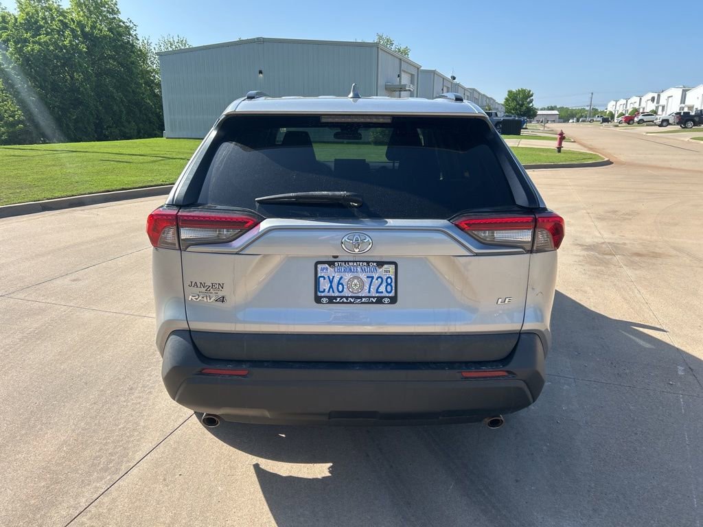 Used 2020 Toyota RAV4 LE FWD image 4