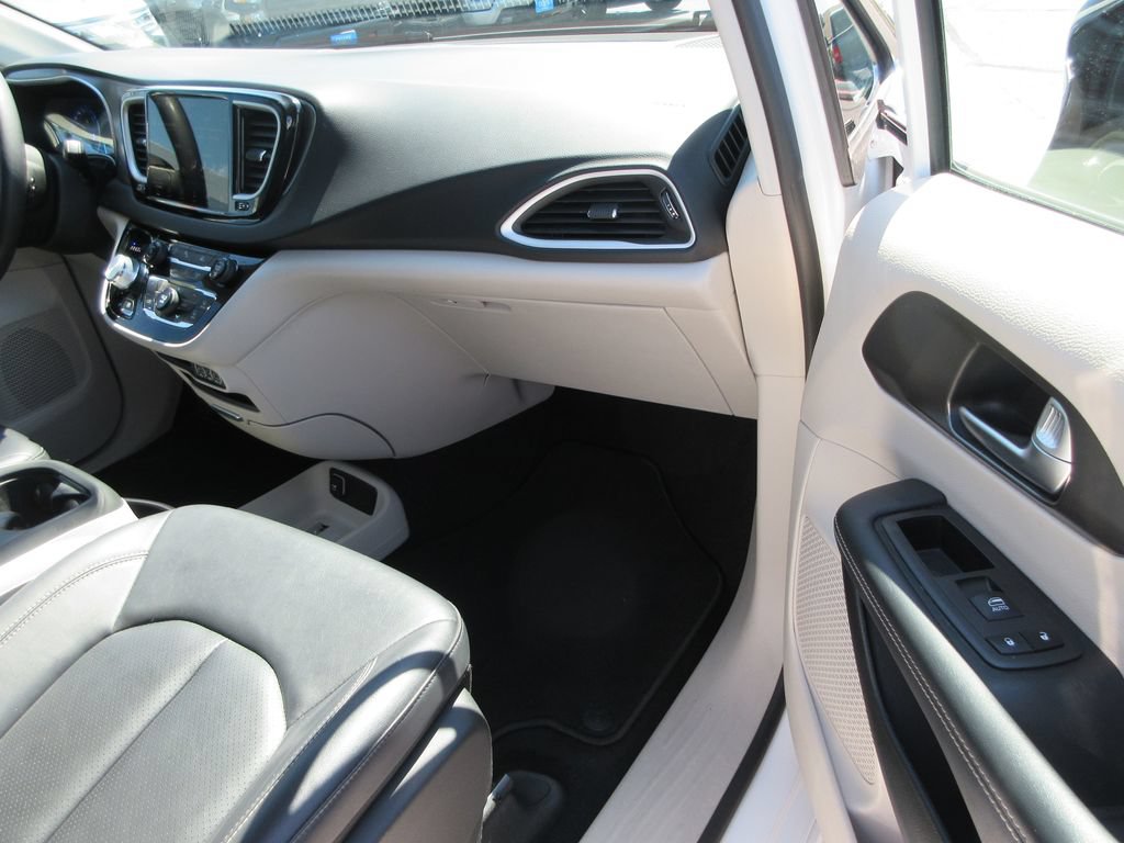 Used 2024 Chrysler Pacifica Touring-L FWD image 18