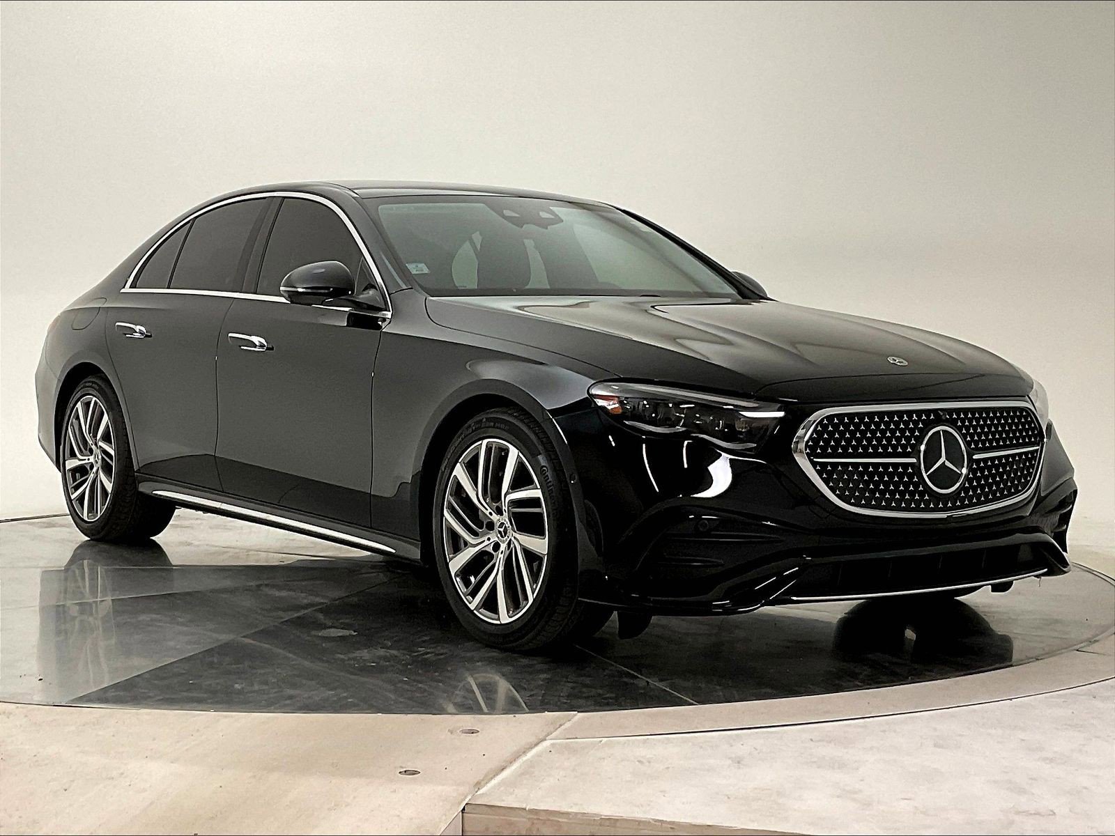 Used 2024 Mercedes-Benz E 350 4MATIC Sedan image 2