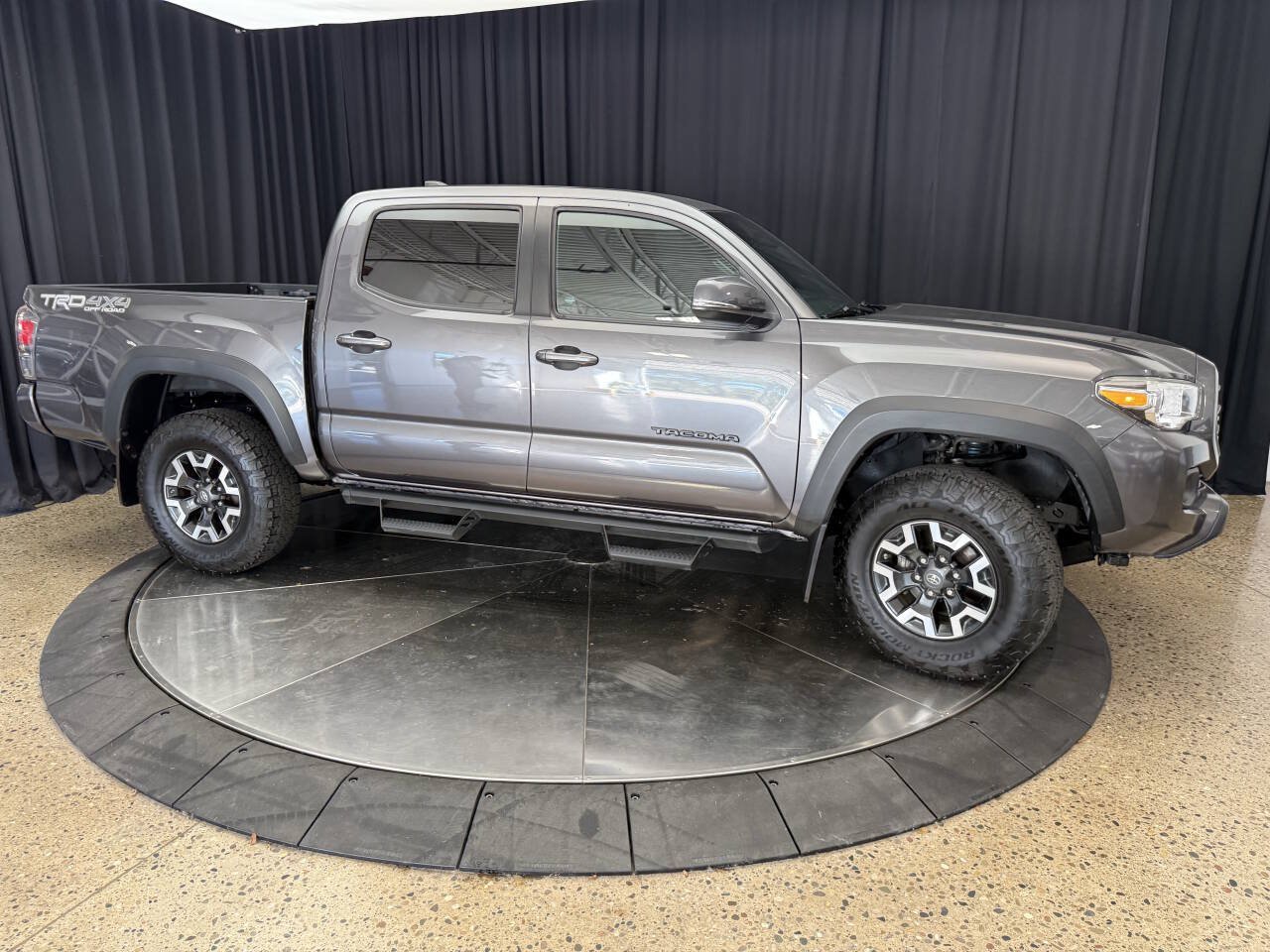 Used 2020 Toyota Tacoma TRD Off-Road w/ Technology Package AWD/4WD image 13