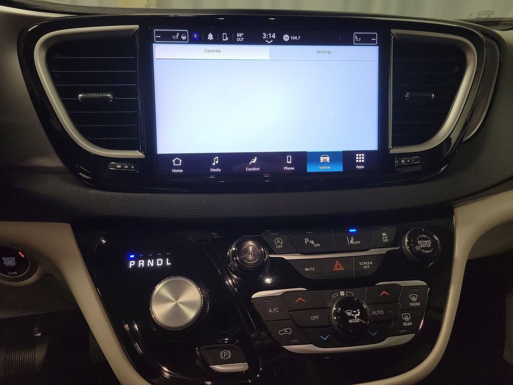Used 2024 Chrysler Pacifica Touring-L FWD image 18