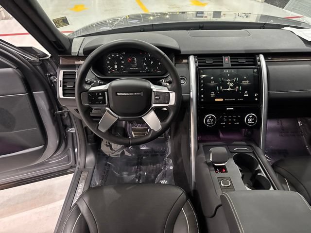 Used 2024 Land Rover Discovery Dynamic SE AWD/4WD image 32