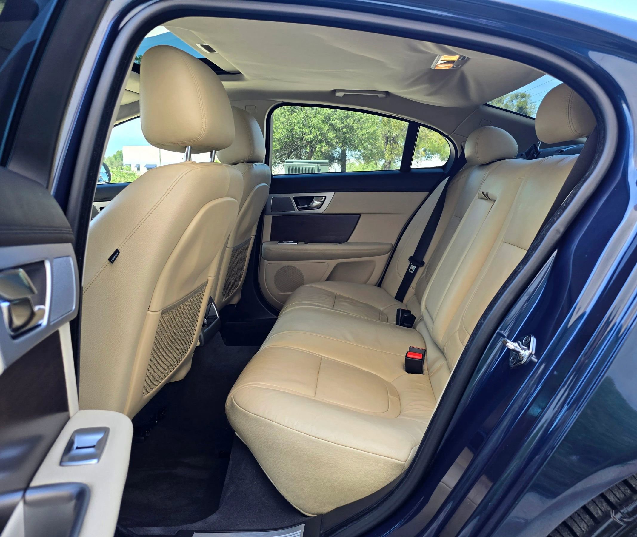 Used 2013 Jaguar XF RWD image 41
