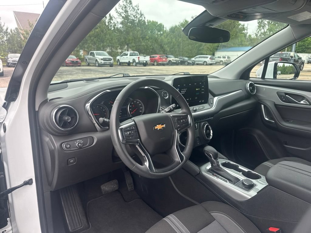 Used 2025 Chevrolet Blazer LT FWD image 6