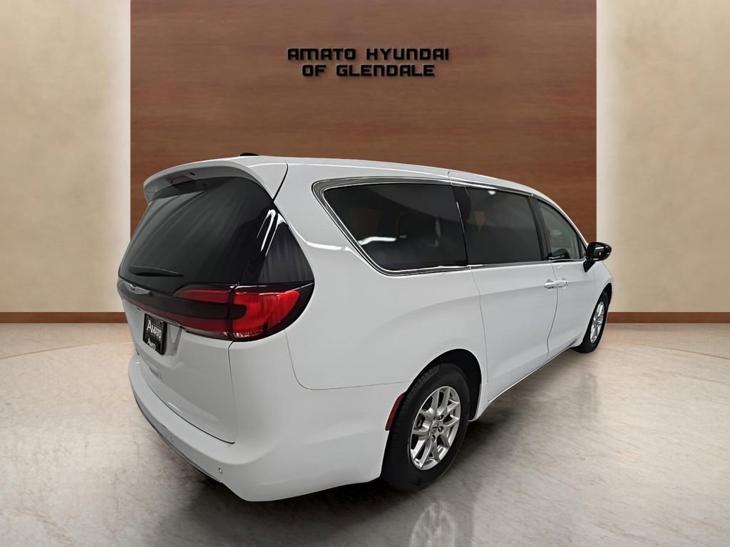 Used 2024 Chrysler Pacifica Touring-L image 6