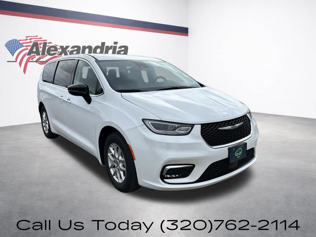 Used 2024 Chrysler Pacifica Touring-L FWD image 3