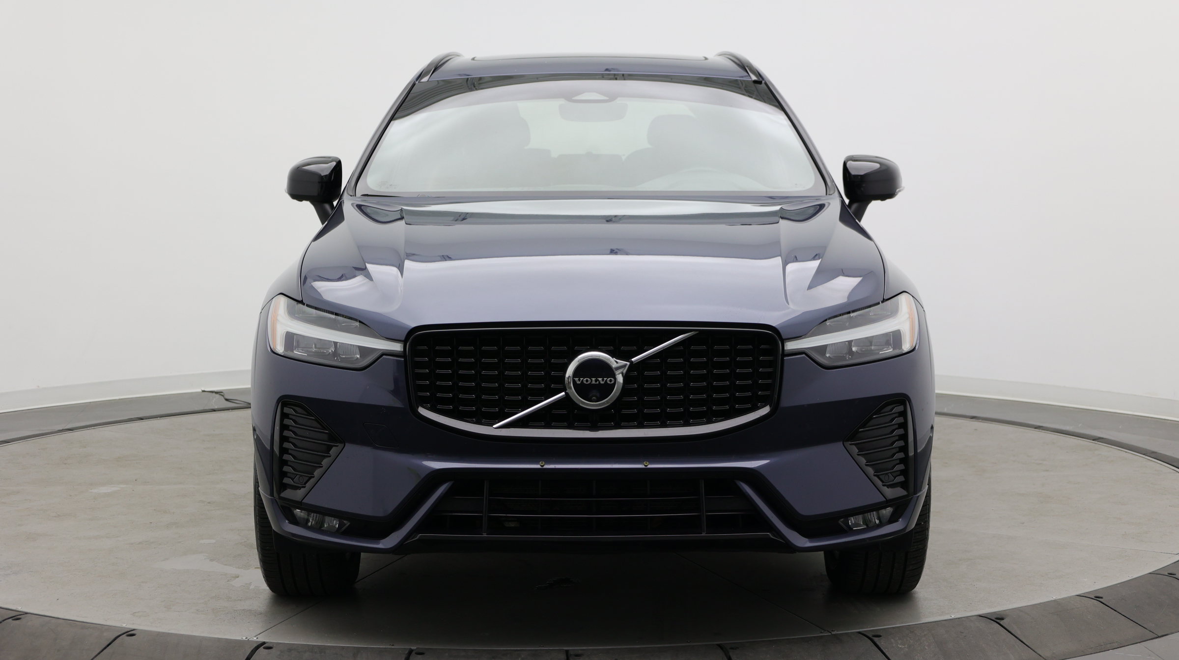 Used 2024 Volvo XC60 B5 Plus AWD/4WD image 2