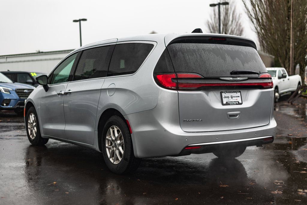 Used 2024 Chrysler Pacifica Touring-L image 11