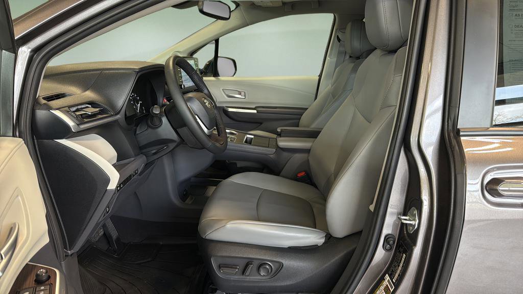 Used 2023 Toyota Sienna XLE w/ XLE Plus Package image 11