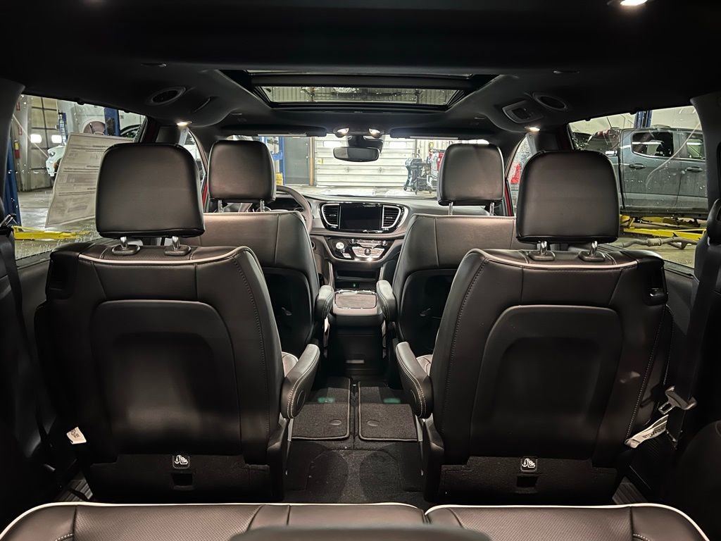 New 2026 Chrysler Pacifica Limited w/ S Appearance Package FWD image 16