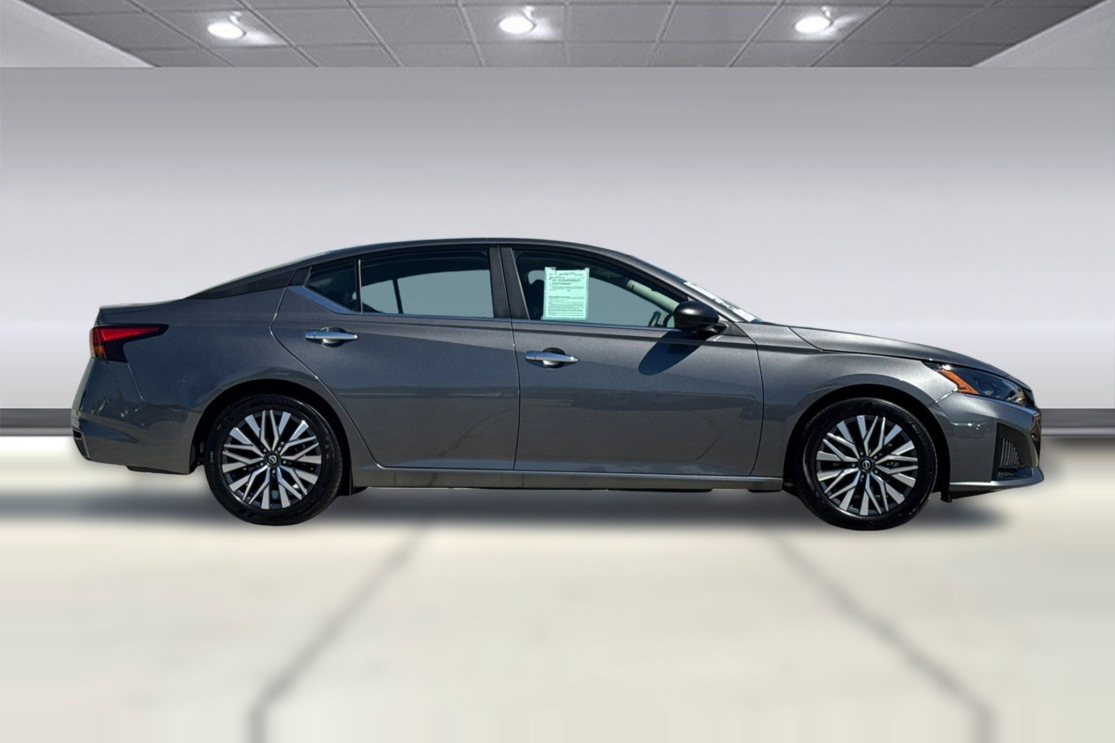 Used 2025 Nissan Altima 2.5 SV image 2