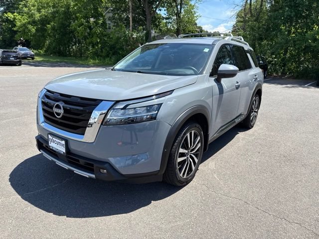 Used 2024 Nissan Pathfinder Platinum w/ Cargo Package AWD/4WD image 2