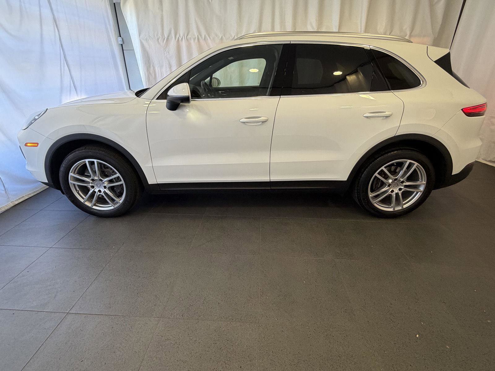 Certified 2023 Porsche Cayenne Platinum Edition image 2