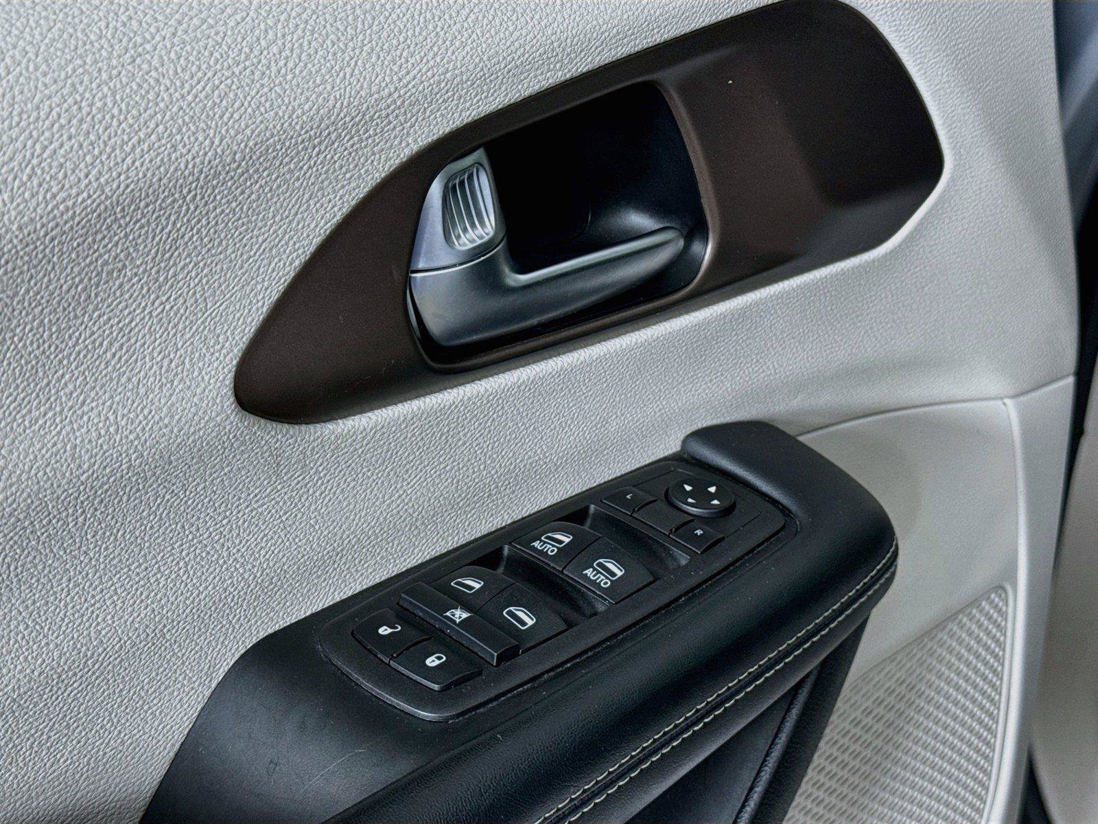 Used 2023 Chrysler Voyager LX FWD image 19