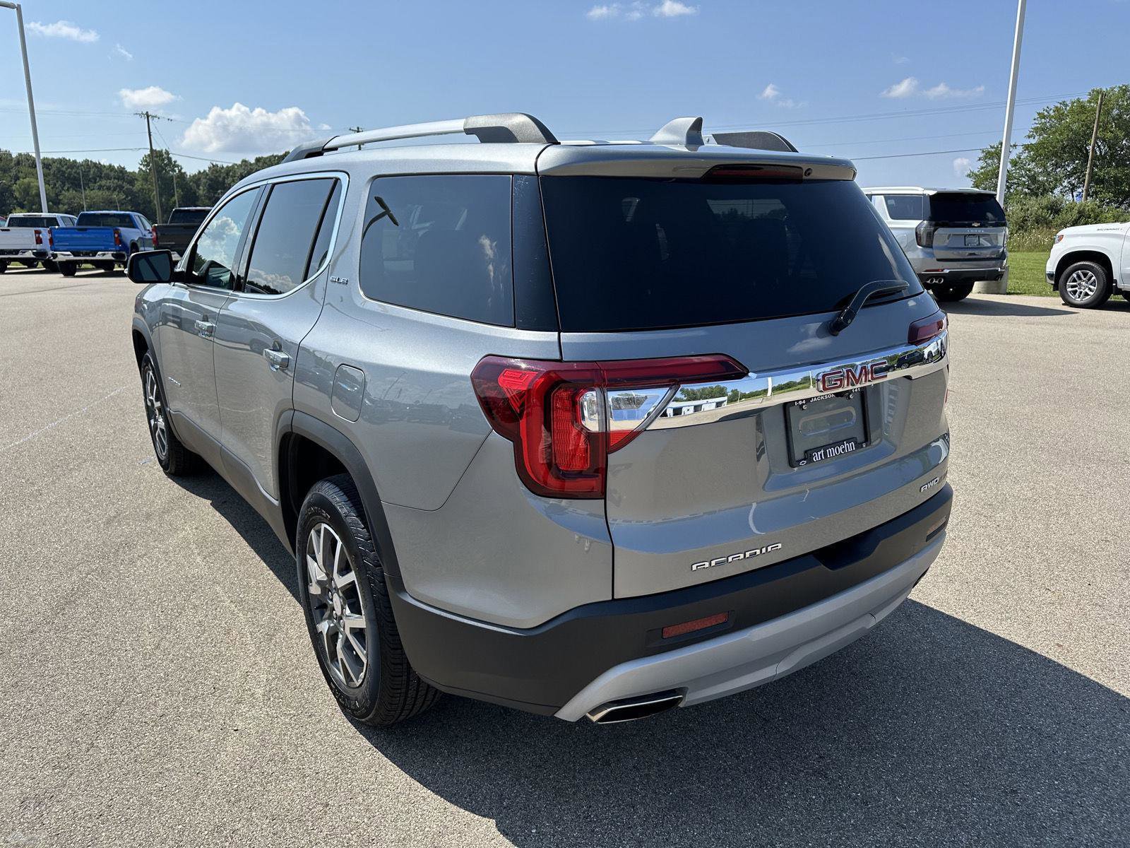 Used 2023 GMC Acadia SLE w/ Driver Convenience Package image 3