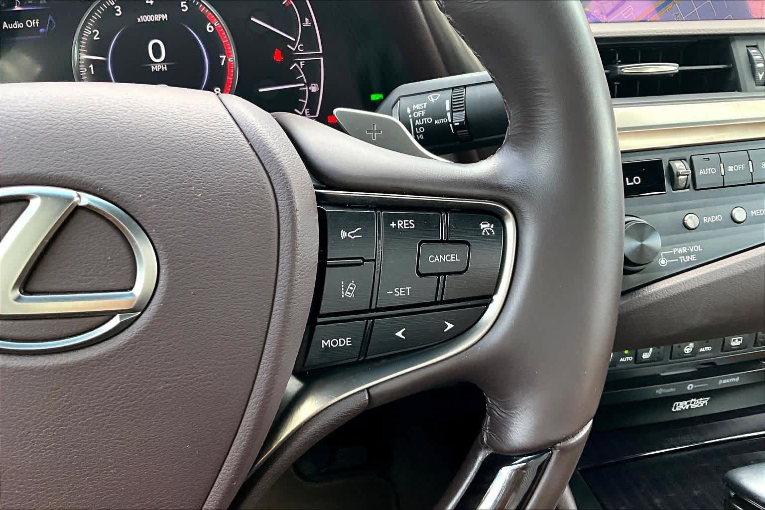 Used 2019 Lexus ES 300h Ultra Luxury w/ Accessory Package 2 FWD image 23
