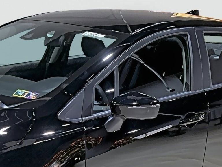 Used 2025 Nissan Versa SR w/ Trunk Package image 8