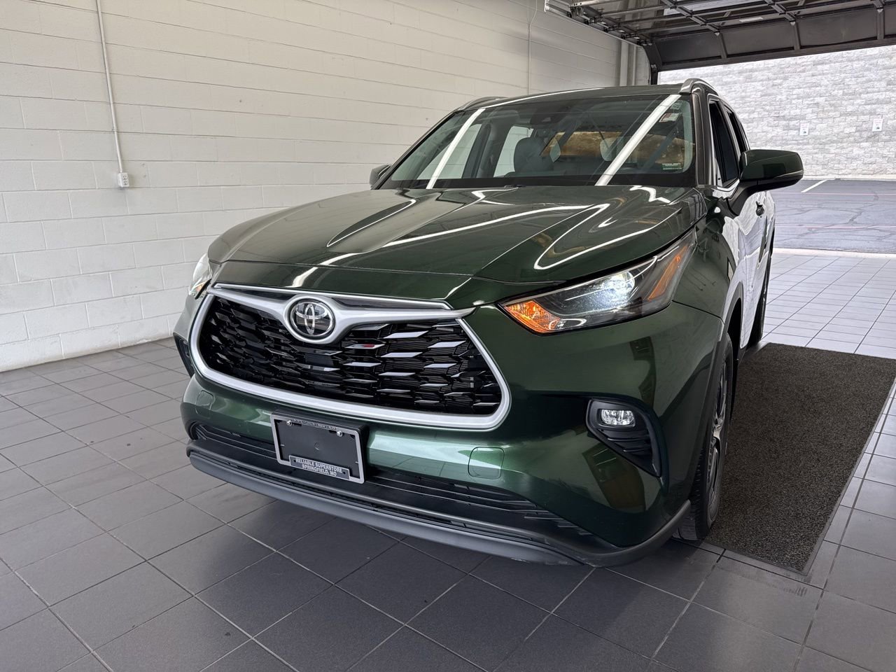 Used 2023 Toyota Highlander XLE image 3