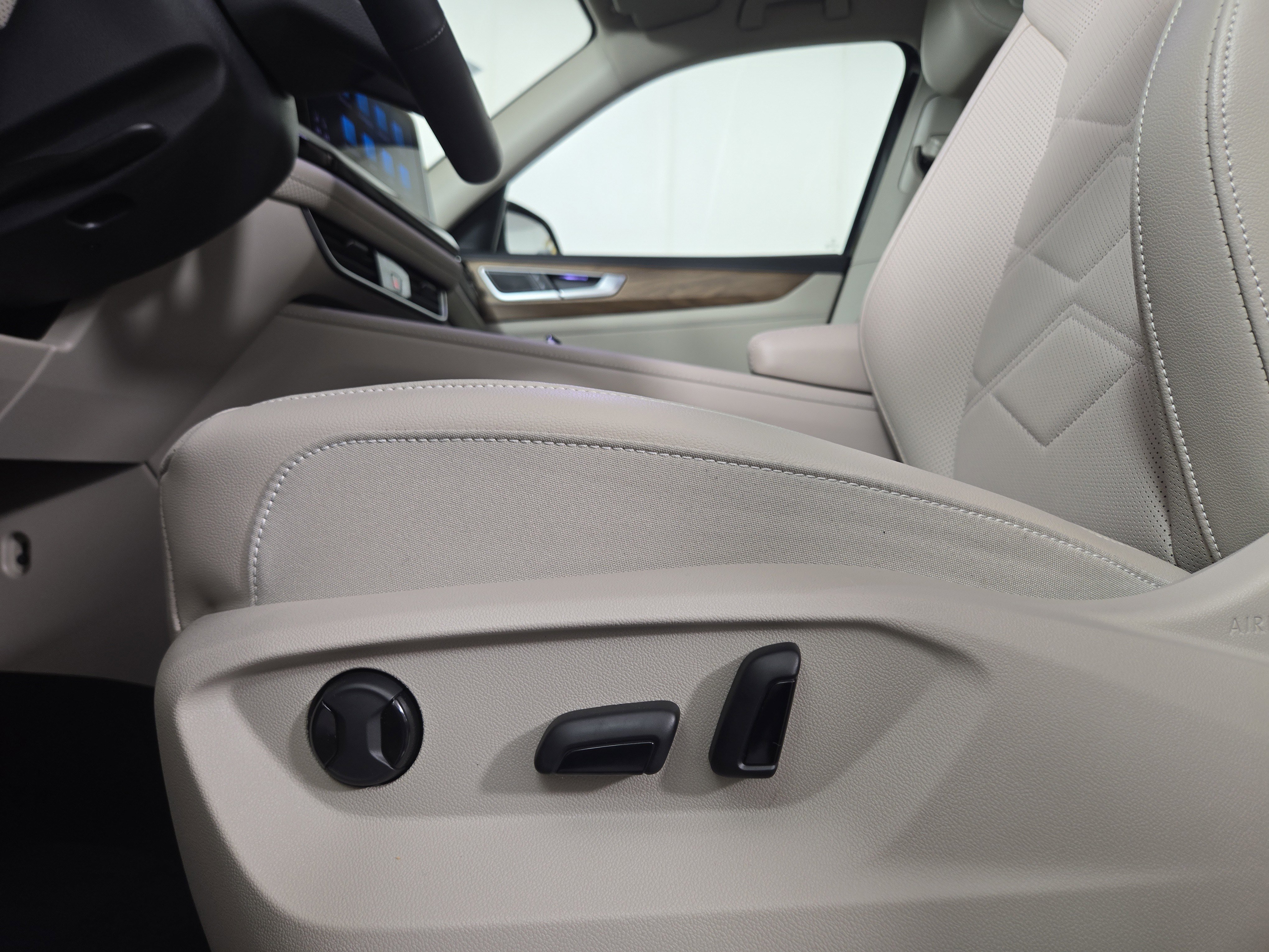 Used 2025 Volkswagen Atlas SE image 31