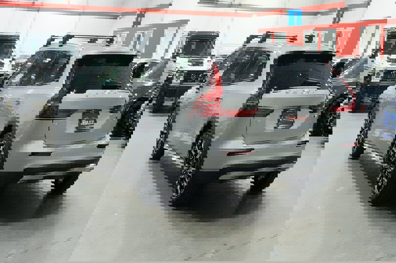 Used 2023 Volvo V60 B5 Cross Country Ultimate w/ Climate Package image 4