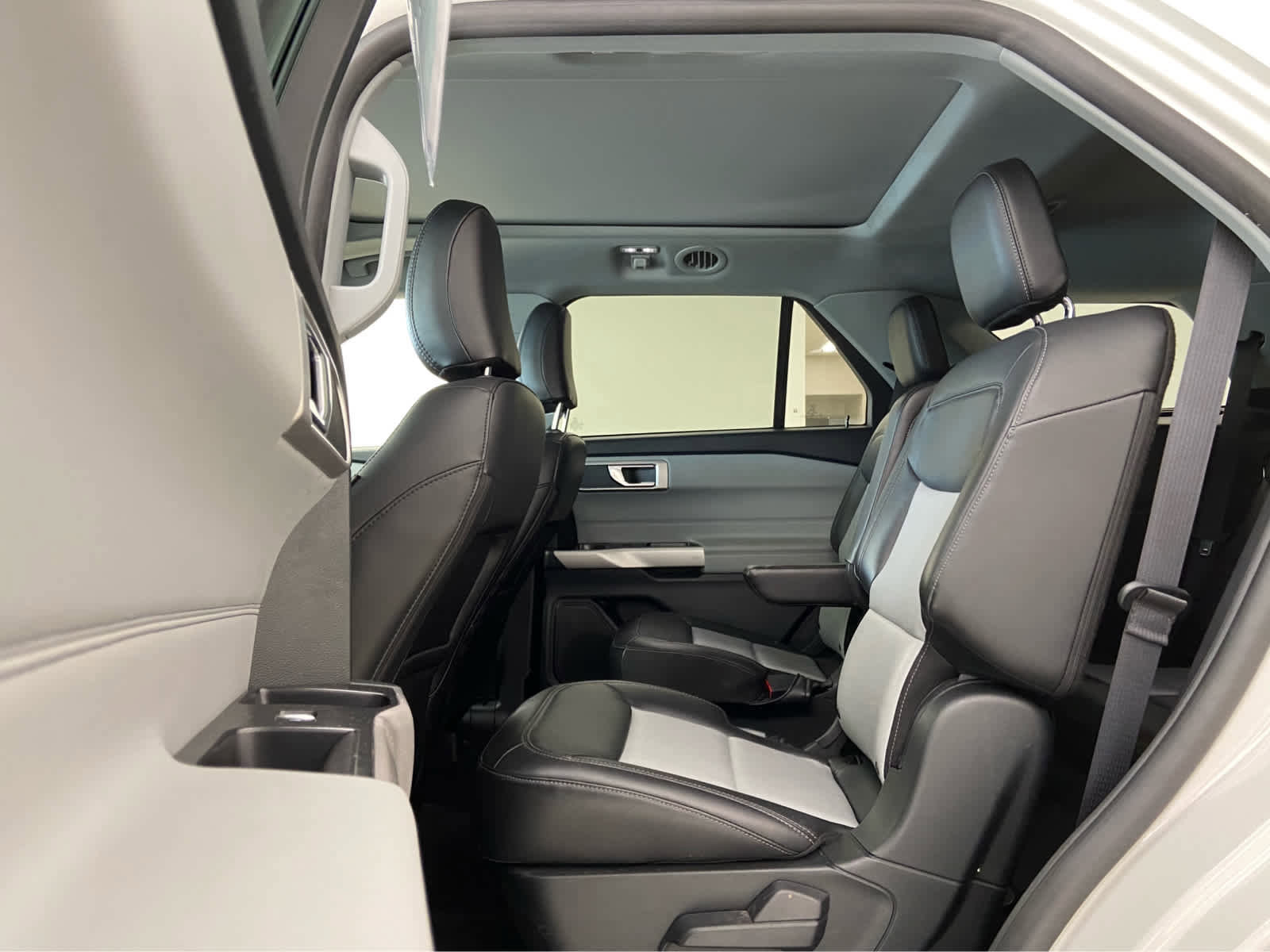 Used 2022 Ford Explorer XLT w/ Equipment Group 202A image 16