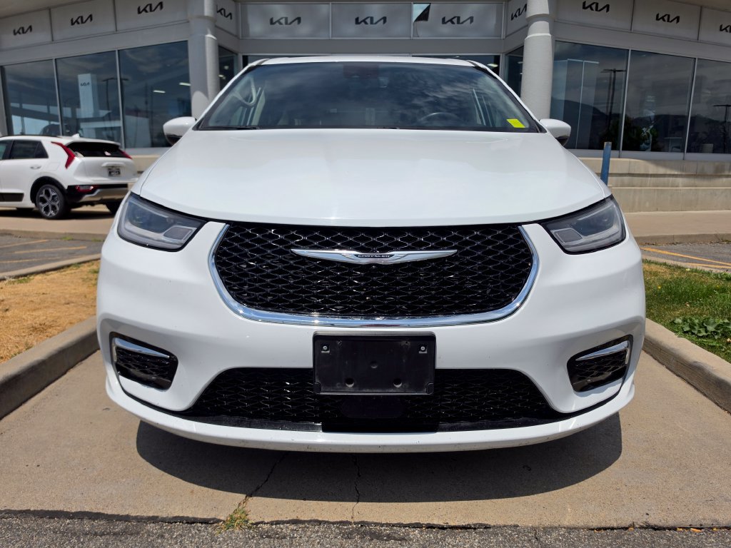 Used 2023 Chrysler Pacifica Touring-L FWD image 2
