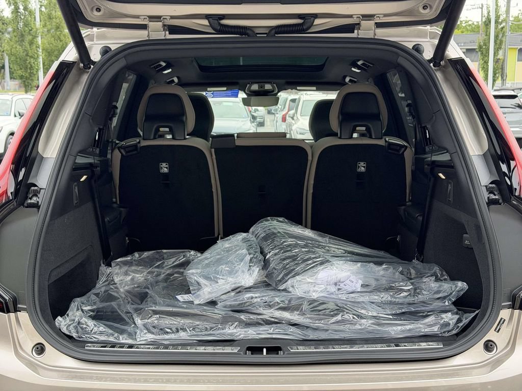 New 2026 Volvo XC90 T8 Plus w/ Protection Package AWD/4WD image 13