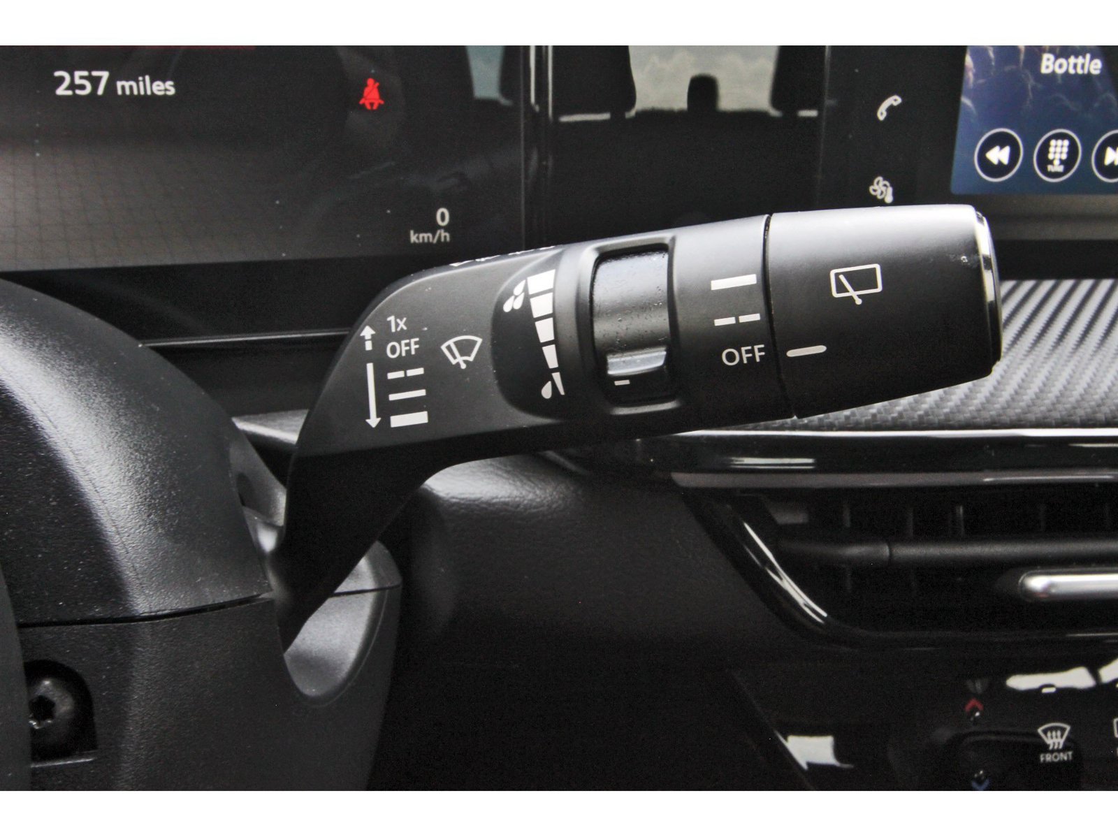 Used 2025 Nissan Kicks SR AWD/4WD image 22