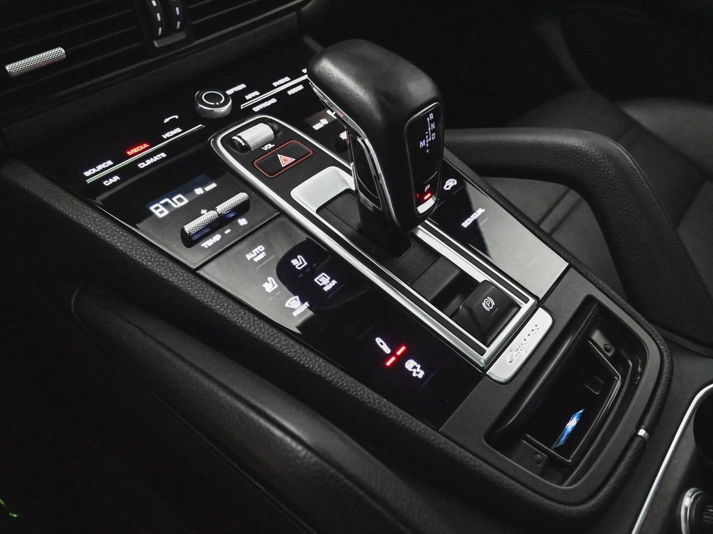 Used 2022 Porsche Cayenne Platinum Edition image 27
