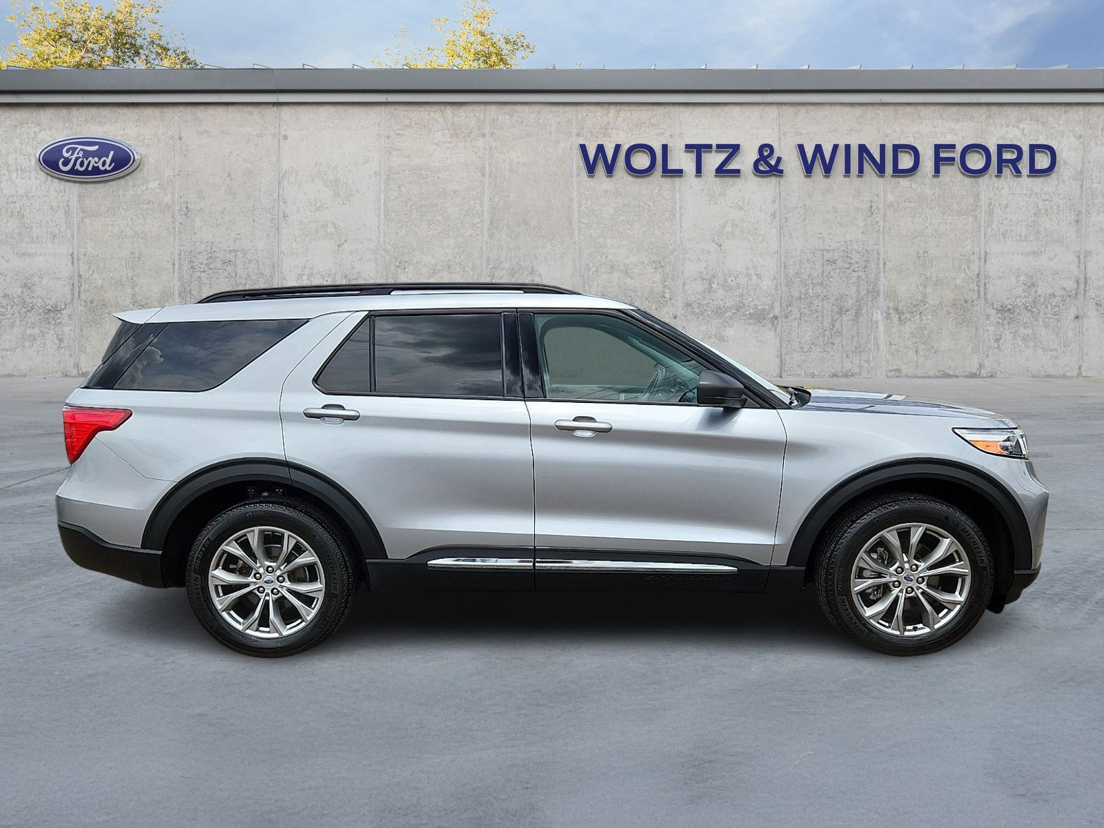 Used 2022 Ford Explorer XLT w/ Equipment Group 202A AWD/4WD image 7