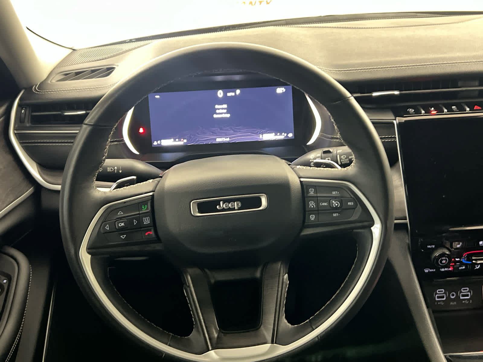 Used 2022 Jeep Grand Cherokee L Limited w/ Luxury Tech Group II RWD image 17