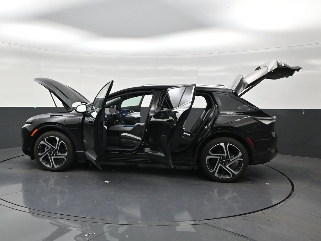 Used 2026 Chevrolet Equinox EV LT w/ Convenience Package II FWD image 29