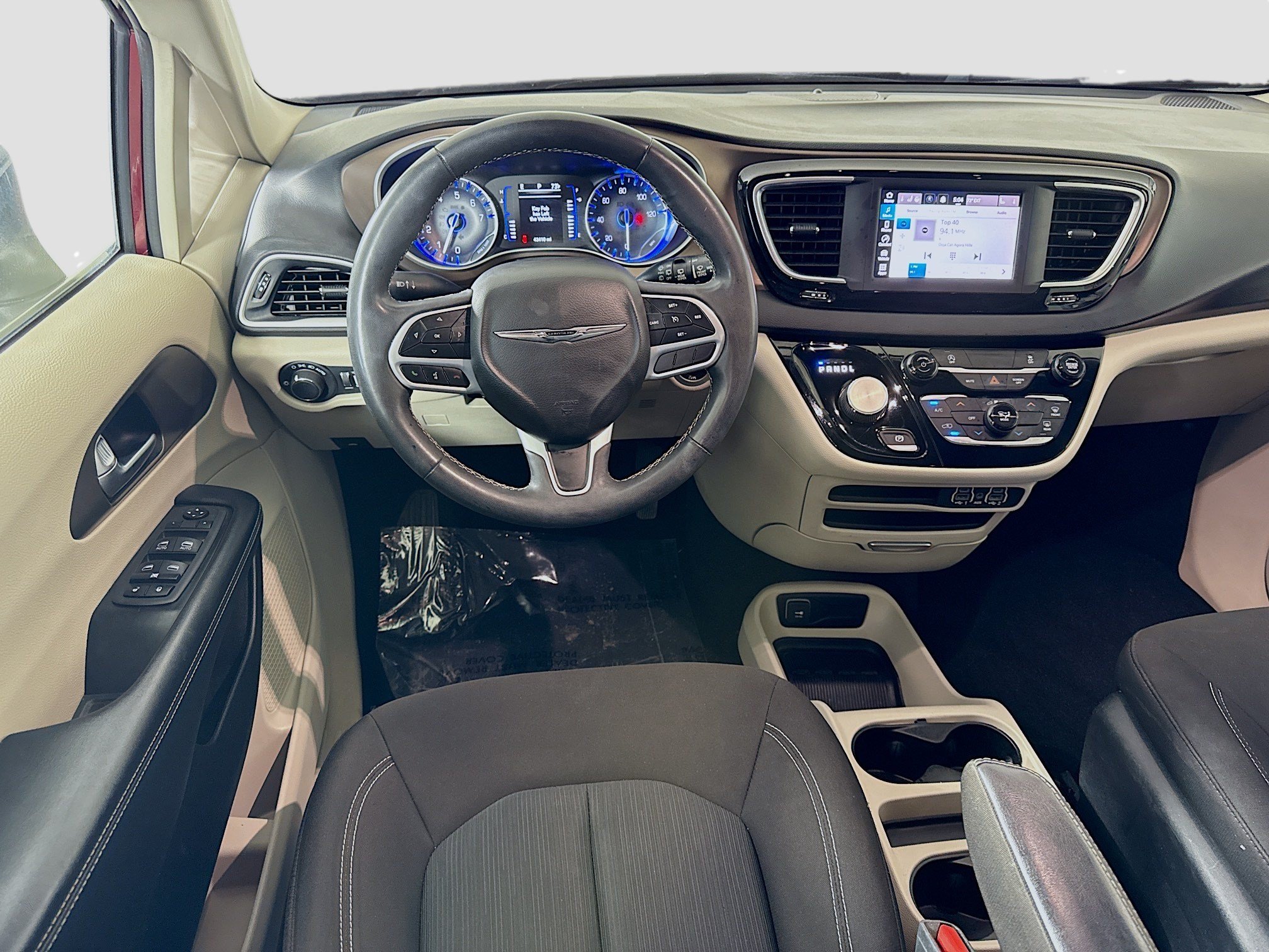 Used 2022 Chrysler Voyager LX FWD image 17