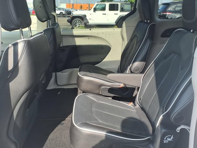 Used 2022 Chrysler Pacifica Limited FWD image 14