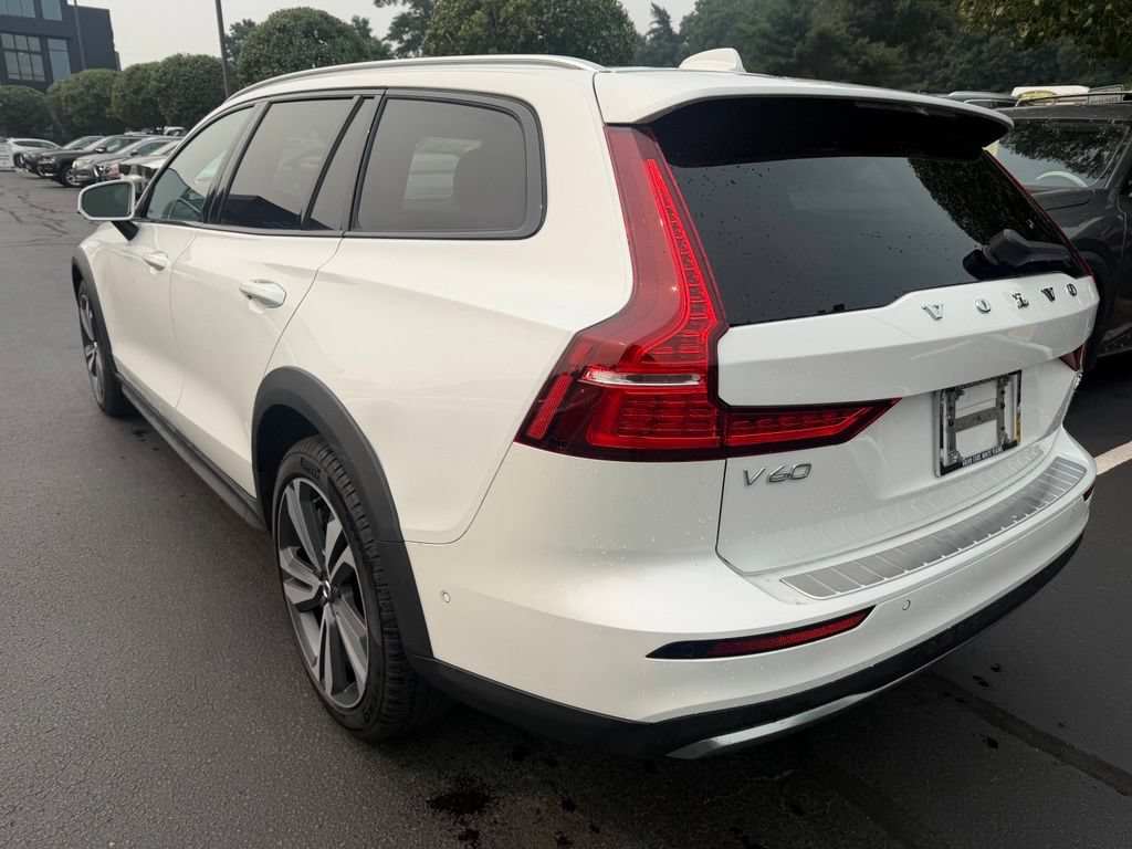 Used 2024 Volvo V60 B5 Cross Country Plus AWD/4WD image 2