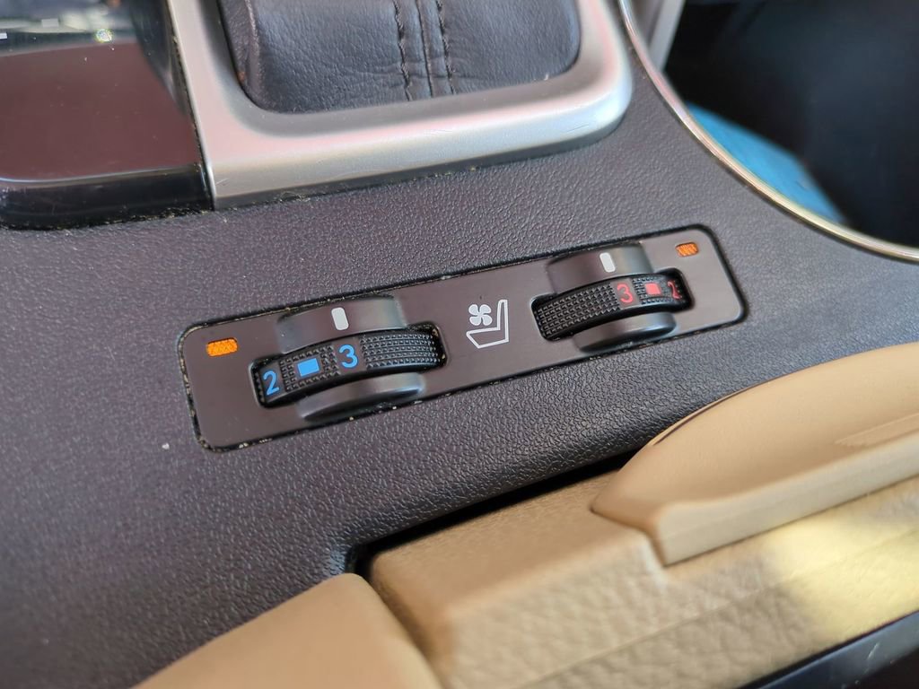 Used 2015 Toyota Highlander Limited w/ Driver Technology Package image 29