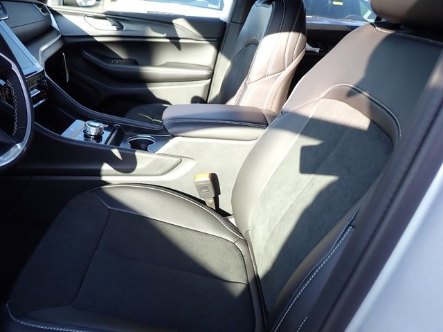 New 2025 Jeep Grand Cherokee Altitude image 10