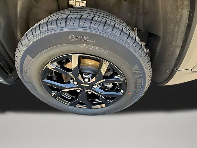 Used 2025 Jeep Grand Cherokee Altitude AWD/4WD image 32