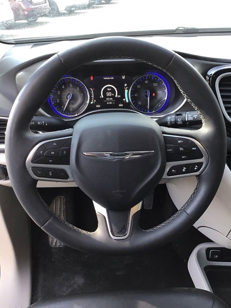Used 2023 Chrysler Pacifica Touring-L FWD image 9