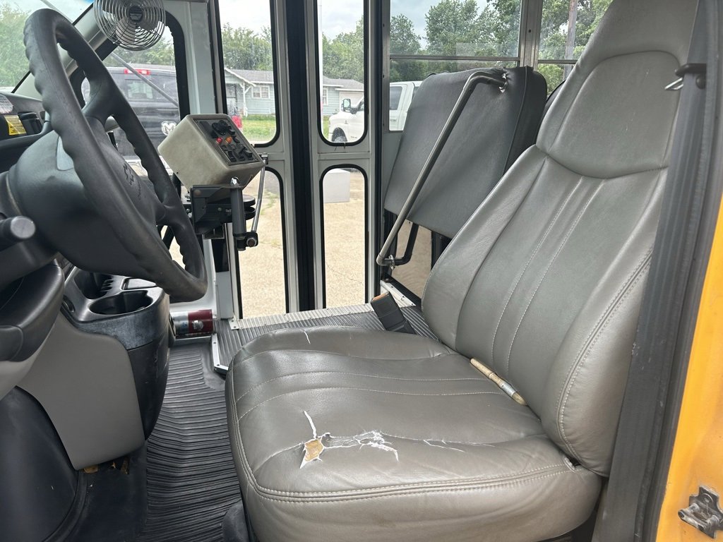 Used 2001 Chevrolet Express 3500 image 10