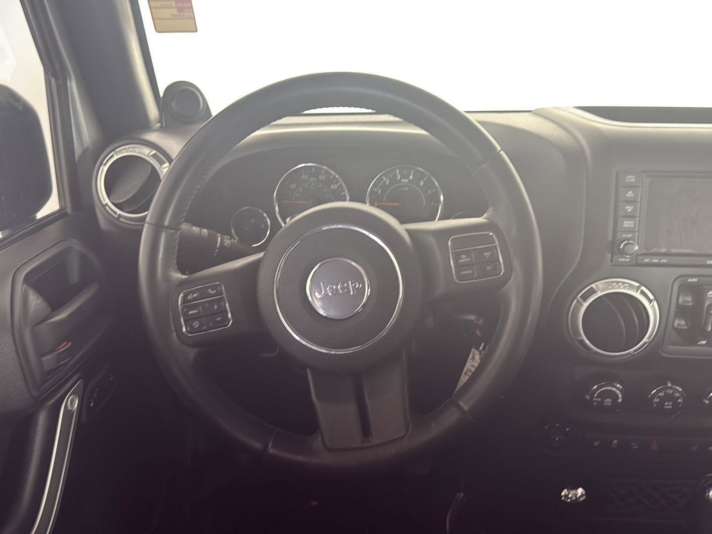 Used 2014 Jeep Wrangler Unlimited Sahara w/ Connectivity Group AWD/4WD image 15